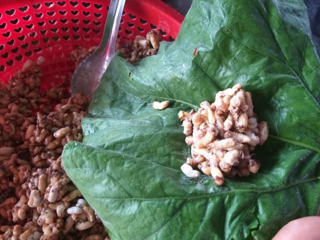 Về U Minh Hạ thưởng thức "đệ nhất đặc sản" nhộng ong hấp lá bầu