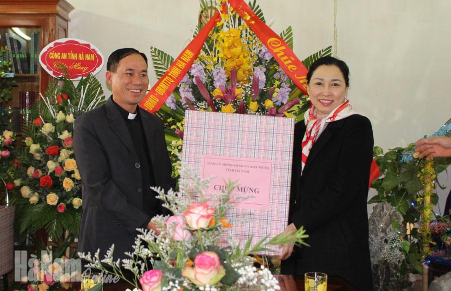 Đồng chí Phó Bí thư Thường trực Tỉnh ủy Đinh Thị Lụa thăm, chúc mừng Giáo xứ Sở Kiện nhân dịp Lễ Giáng sinh