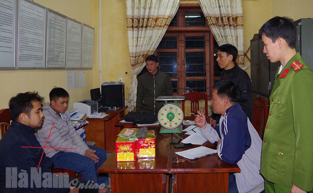 Công an huyện Kim Bảng bắt 2 đối tượng vận chuyển 7,3kg pháo nổ