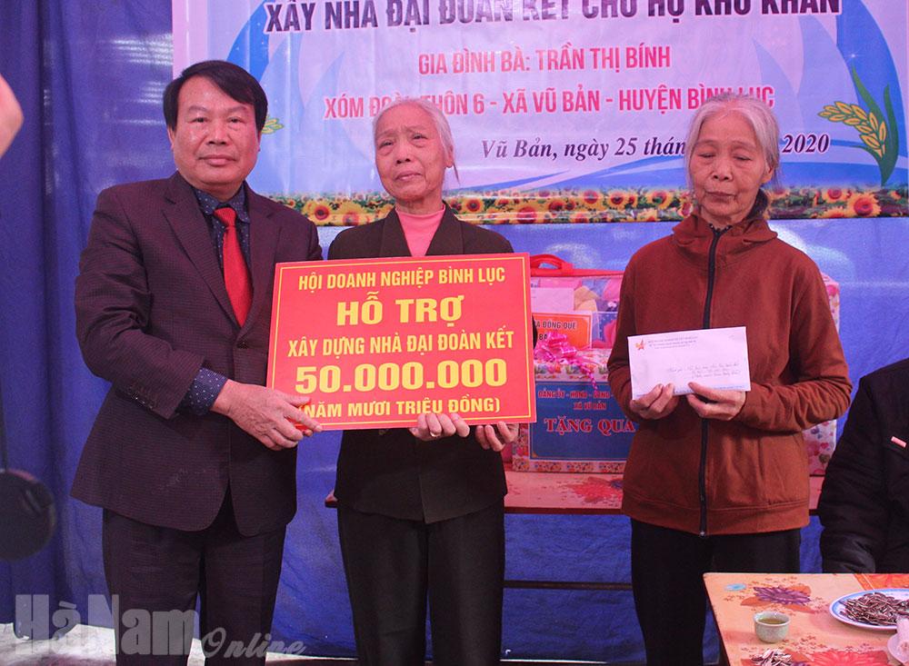 Hội Doanh nghiệp huyện Bình Lục trao tiền hỗ trợ xây dựng nhà đại đoàn kết cho hộ nghèo