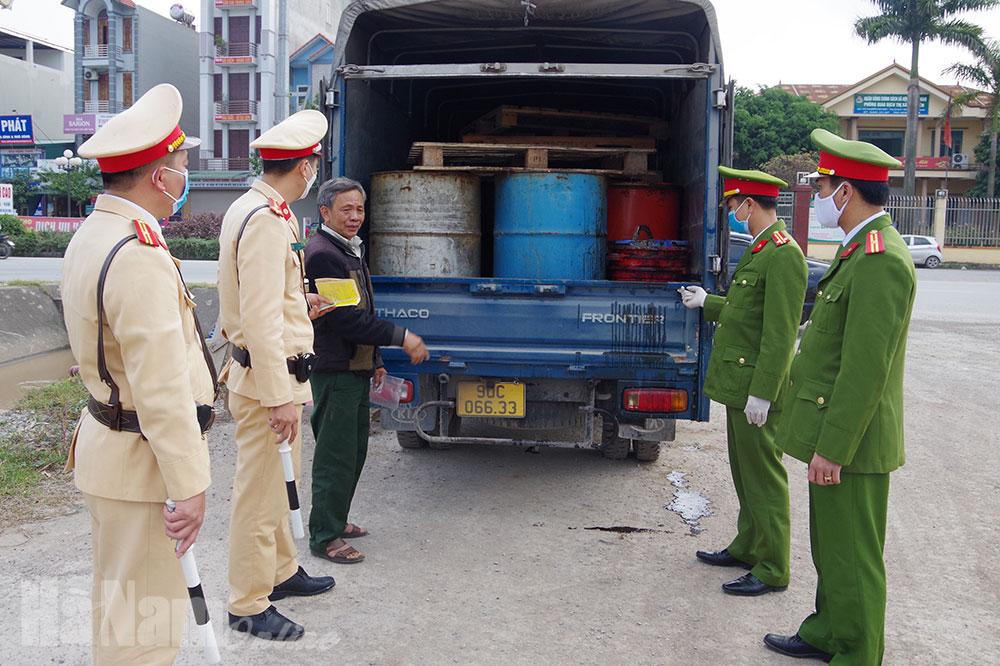 Công an Duy Tiên phát hiện ô tô chở 2 nghìn lít chất thải bẩn
