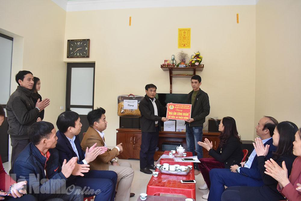 LĐLĐ huyện Bình Lục trao nhà 'Mái ấm công đoàn'