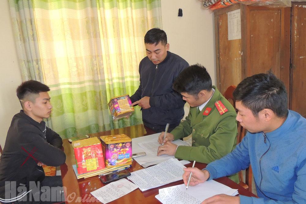 Công an xã Liêm Phong bắt quả tang đối tượng tàng trữ pháo nổ trái phép