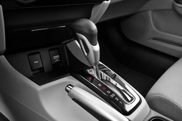 Đỗ xe số tự động đúng cách: Về P rồi kéo phanh tay hay ngược lại?