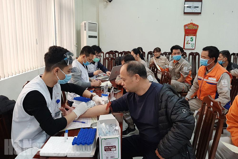 150 tình nguyện viên của Công ty Điện lực Hà Nam đăng ký hiến máu nhân đạo