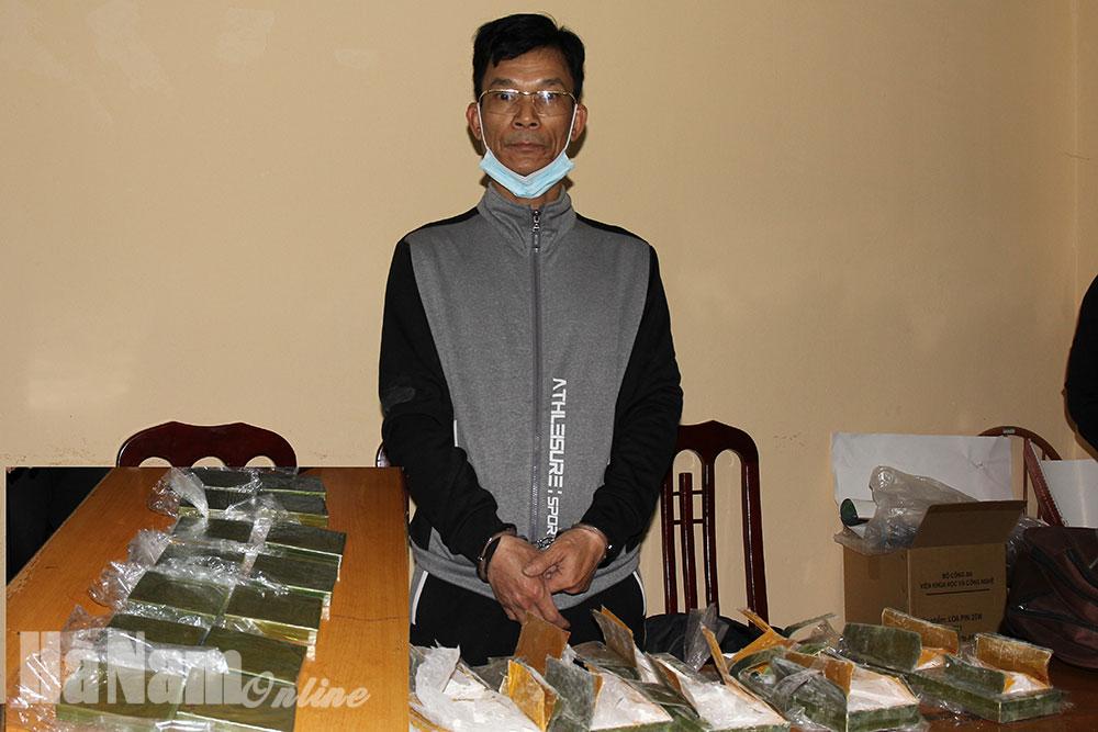 Phá chuyên án bắt đối tượng vận chuyển 14 bánh heroin