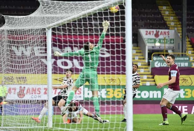 Man Utd lên đầu bảng Ngoại hạng Anh