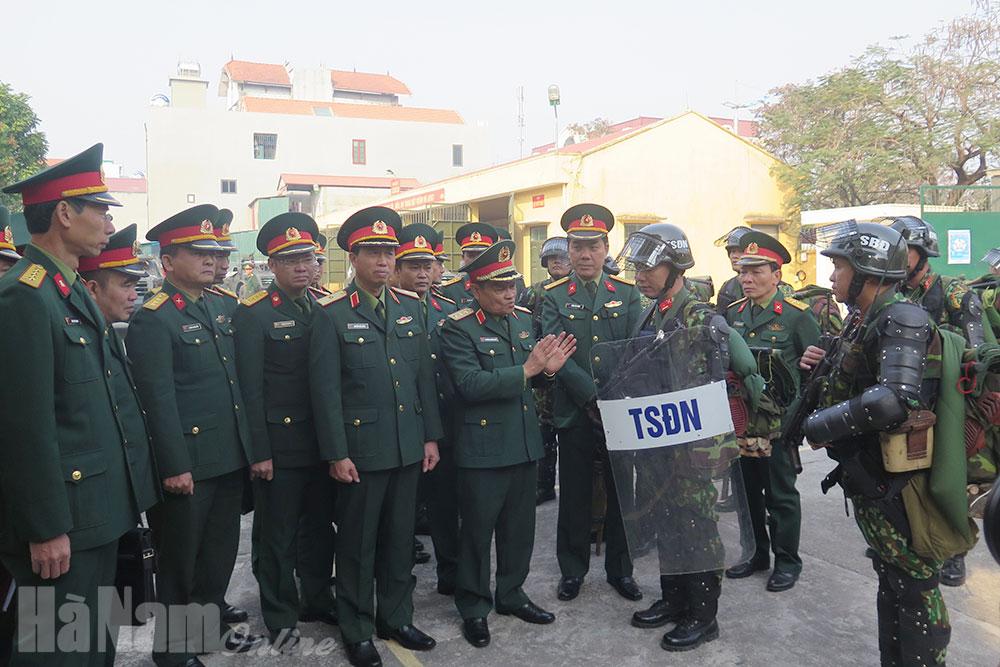 Đoàn công tác của Bộ Quốc phòng kiểm tra công tác sẵn sàng chiến đấu tại Bộ CHQS tỉnh Hà Nam