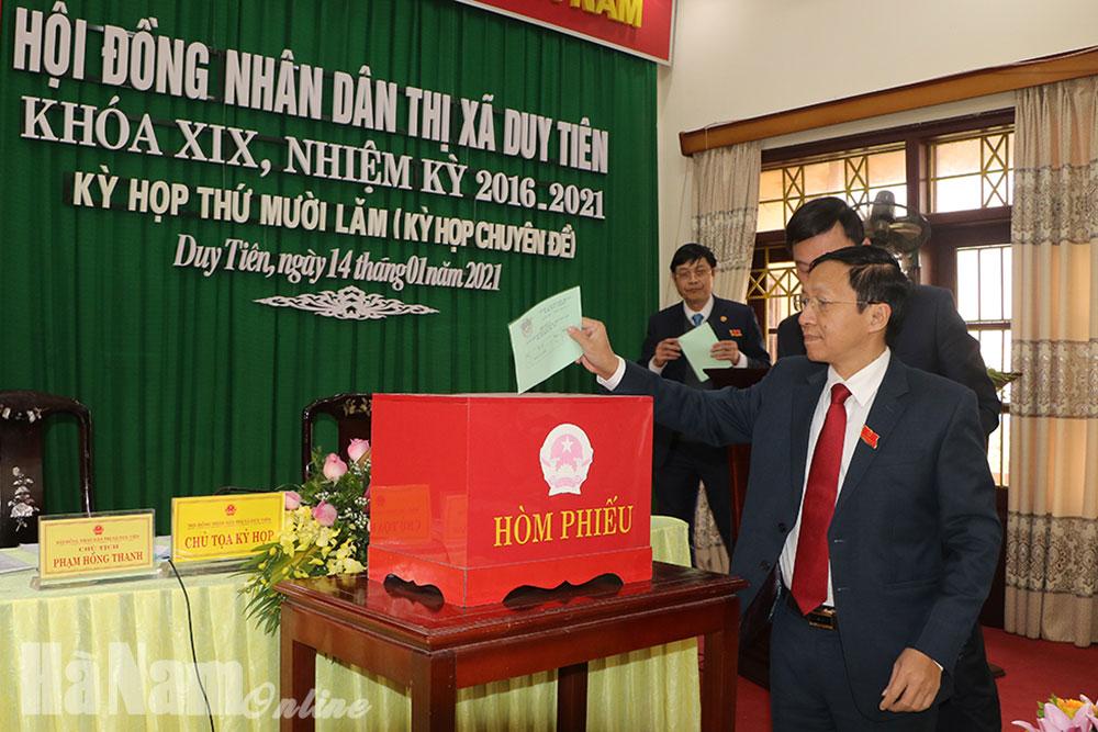 Kỳ họp thứ 15 HĐND thị xã Duy Tiên