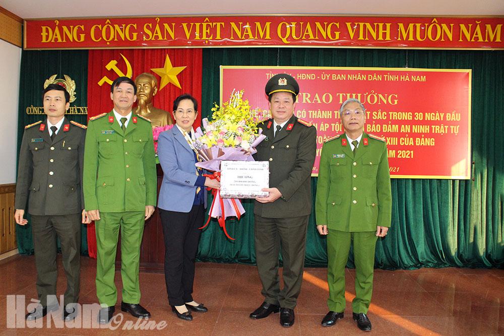 Trao thưởng cho tập thể, cá nhân có thành tích xuất sắc trong đợt cao điểm tấn công, trấn áp tội phạm