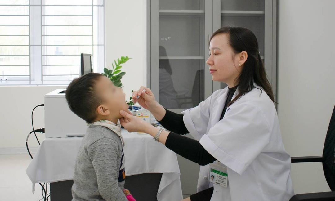 Khi nào cần đưa trẻ viêm họng đi khám?