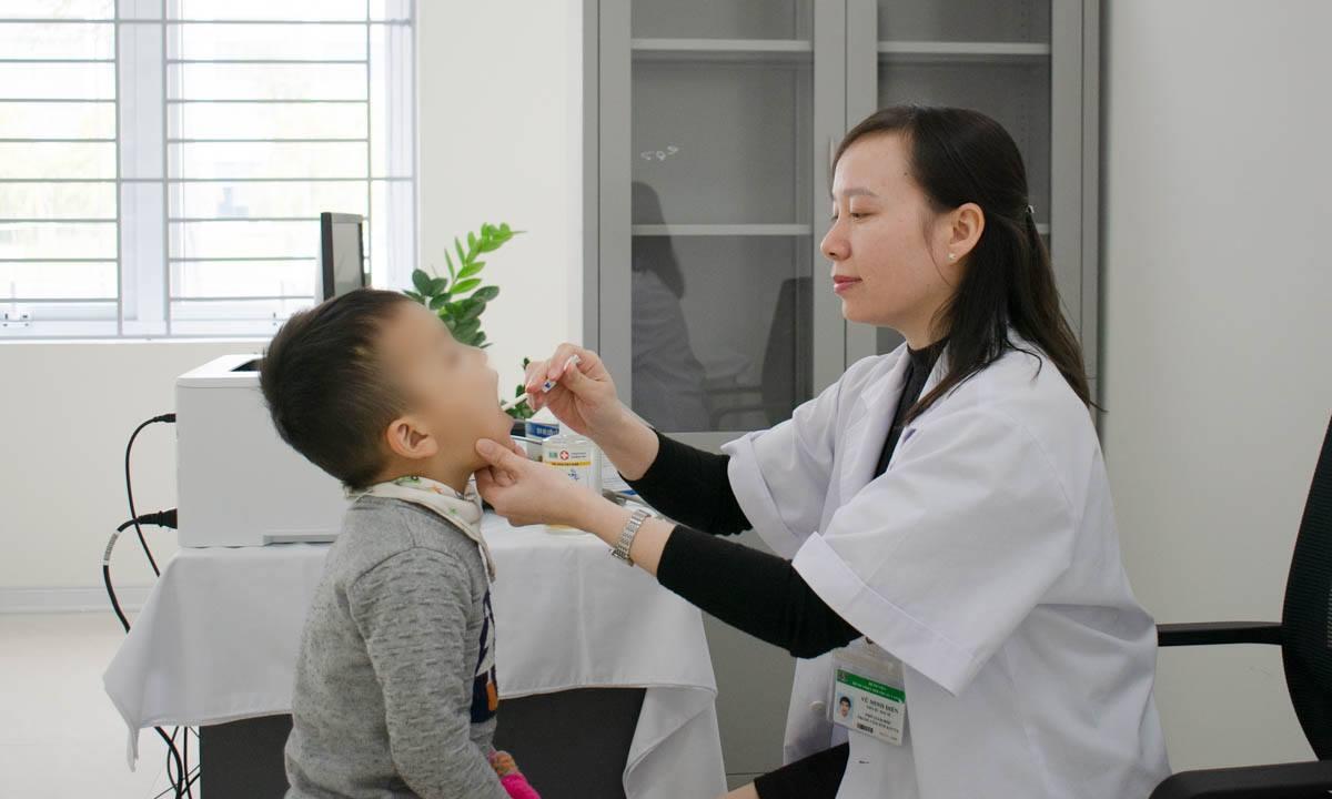 Khi nào cần đưa trẻ viêm họng đi khám?