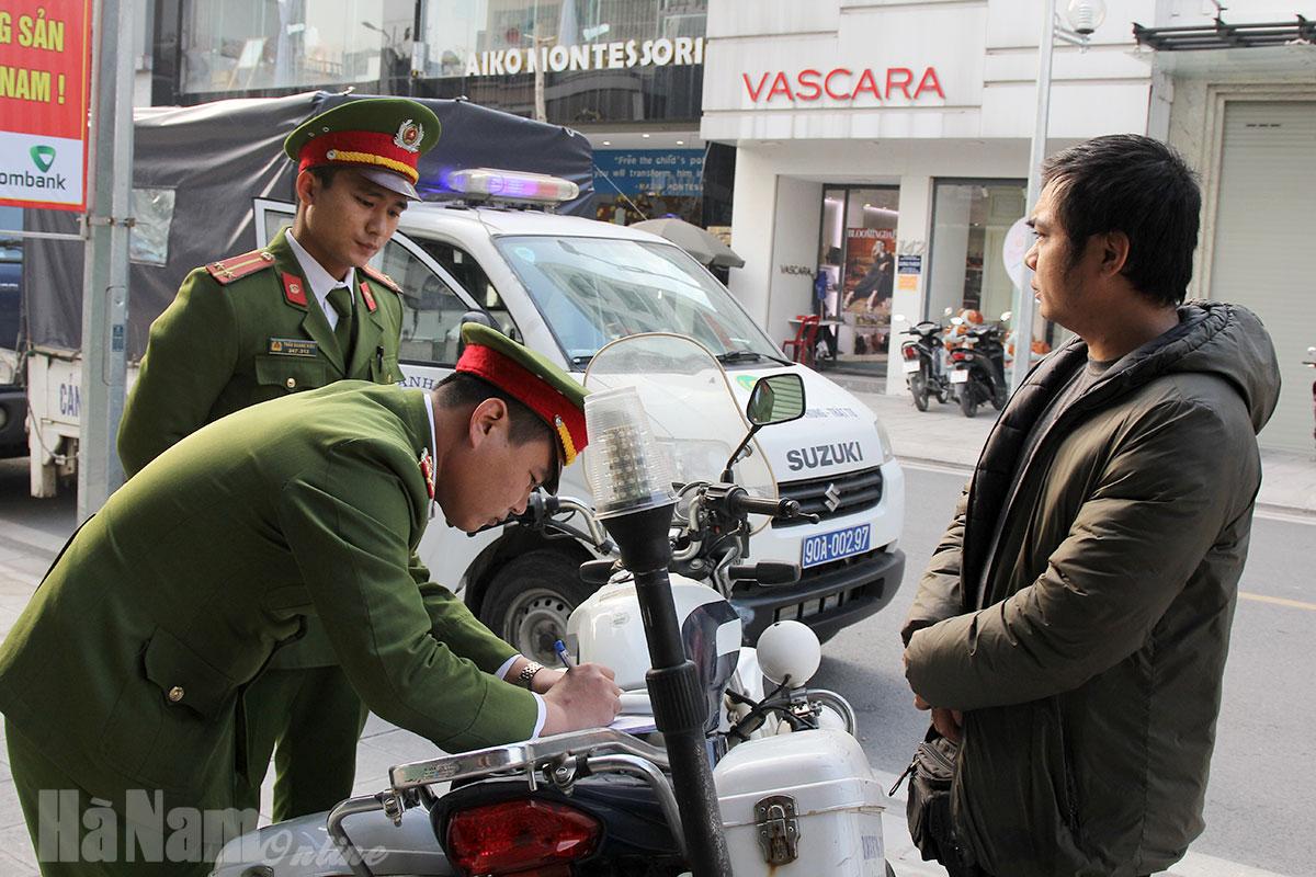 Công an TP. Phủ Lý tăng cường xử lý các trường hợp xe ô tô dừng, đỗ, quay đầu xe sai quy định