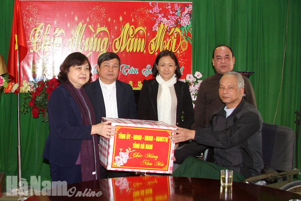 Lãnh đạo tỉnh thăm chúc Tết các trung tâm điều dưỡng thương binh