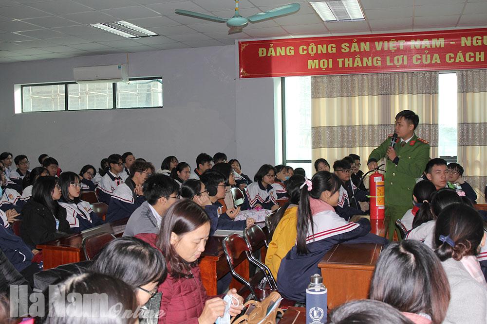 Tuyên truyền pháp luật về phòng cháy, chữa cháy cho giáo viên, học sinh trường THPT Chuyên Biên Hòa