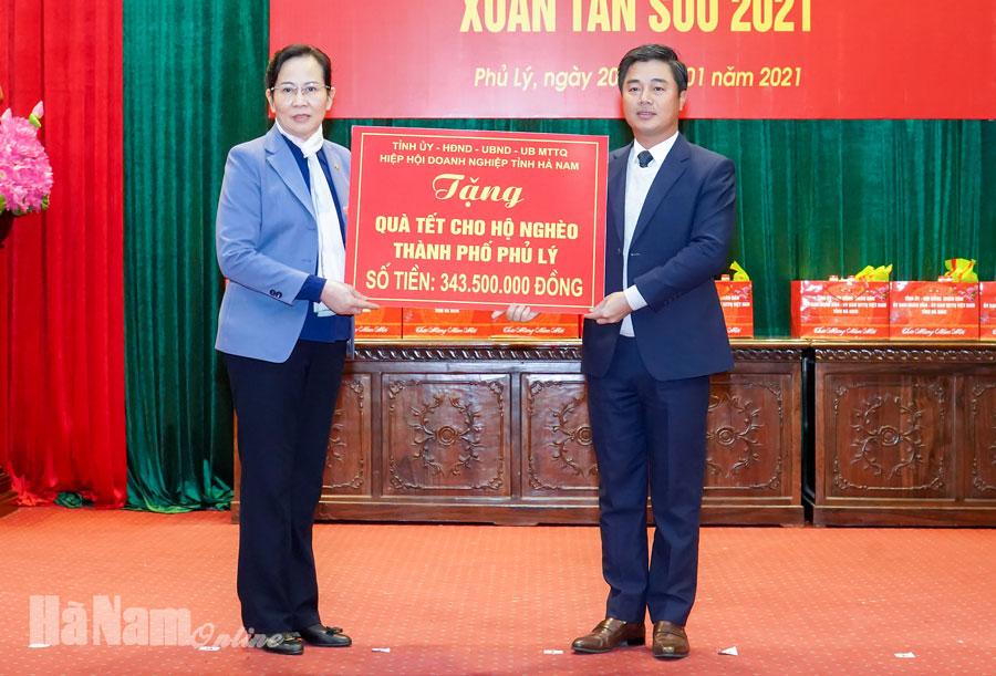 Lãnh đạo tỉnh thăm, tặng quà nhân dịp Tết cổ truyền của dân tộc