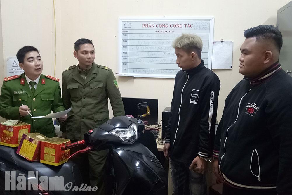 Công an Bình Lục bắt 02 đối tượng cất giữ hơn 7kg pháo nổ