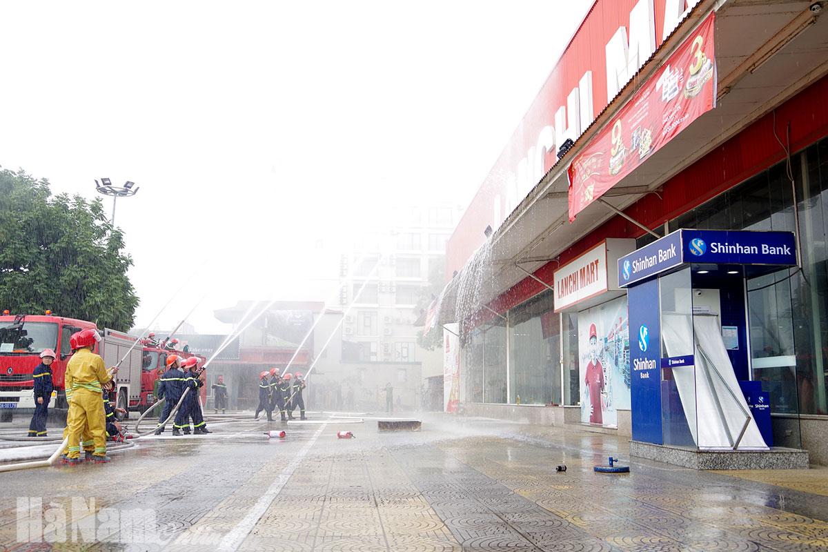 Diễn tập phương án phòng cháy, chữa cháy tại siêu thị Lan Chi Mart