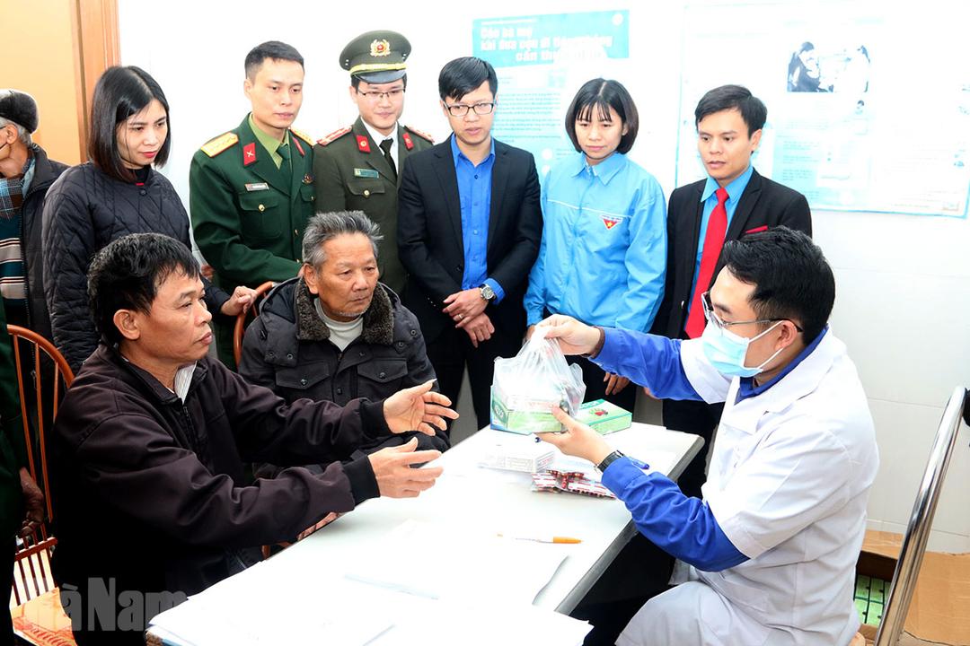 150 đối tượng chính sách xã Liêm Phong được khám bệnh, tư vấn và cấp phát thuốc miễn phí