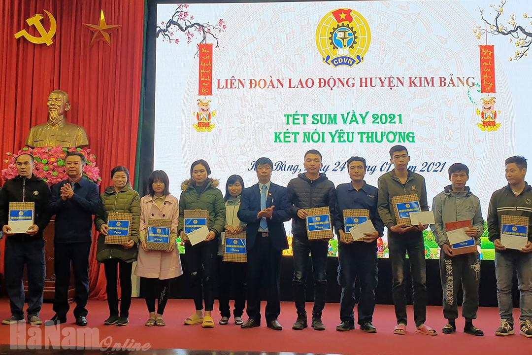 LĐLĐ huyện Kim Bảng tặng 153 suất quà tết cho người lao động khó khăn