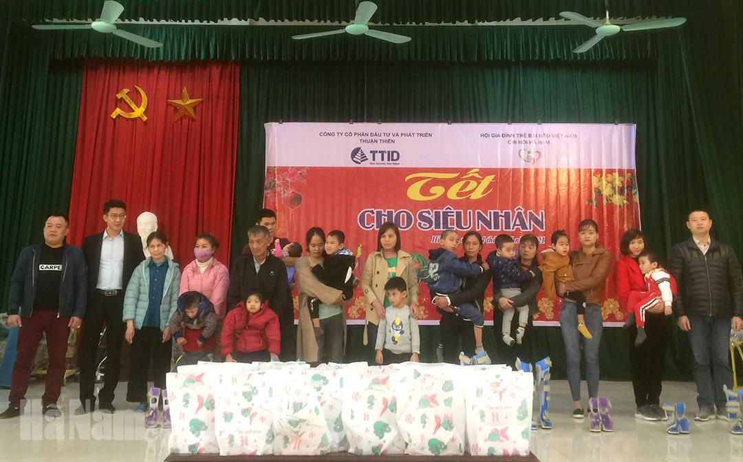Tặng quà cho trẻ tổn thương não ở Hà Nam