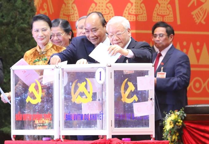 Các đại biểu bỏ phiếu bầu Ban Chấp hành Trung ương khóa XIII