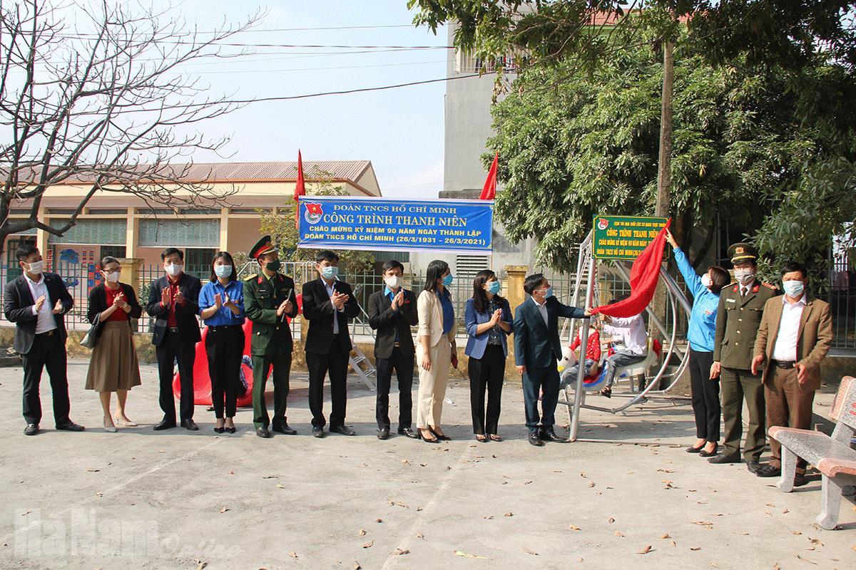 Cụm thi đua Khối trực thuộc Tỉnh đoàn trao tặng điểm vui chơi cho thanh thiếu nhi xã Thanh Thủy