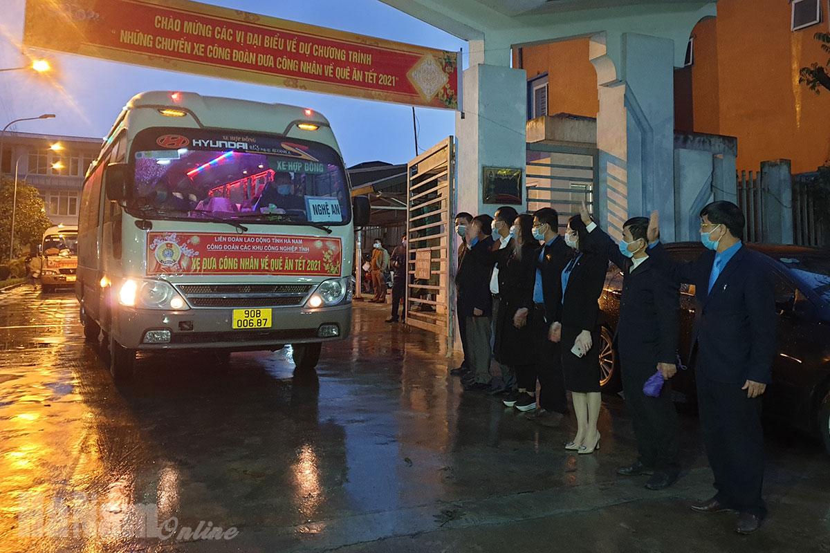 Công đoàn các khu công nghiệp tỉnh tiễn công nhân về quê ăn Tết