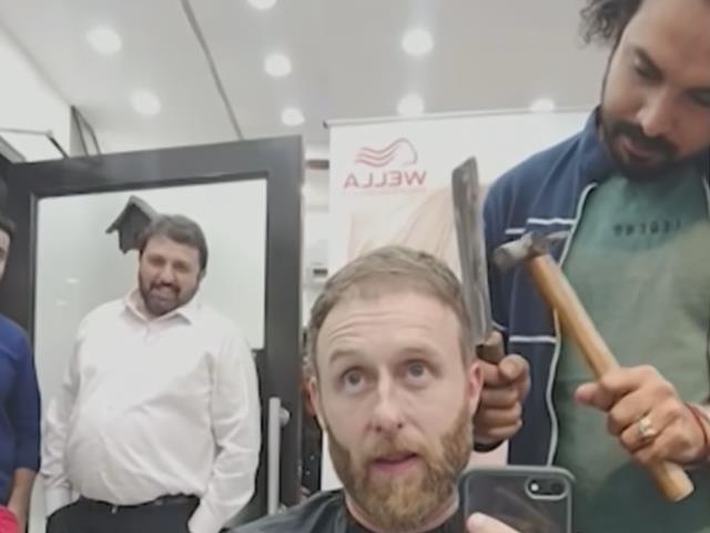 Bá đạo màn cắt tóc bằng dao và thớt