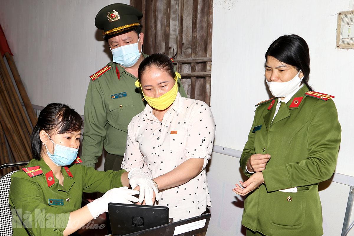 Giám đốc Công an tỉnh kiểm tra tiến độ cấp thẻ căn cước công dân