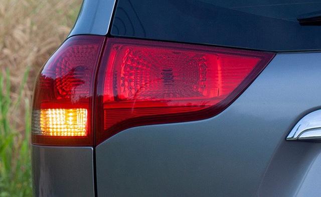 Sử dụng đèn xi-nhan đúng: Tưởng đơn giản mà không phải ai cũng rõ