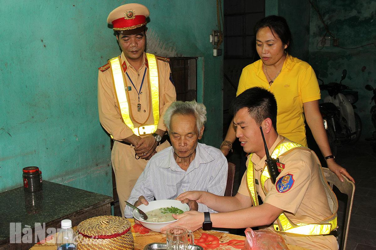 Cảnh sát giao thông giúp đỡ cụ ông đi lạc về với gia đình