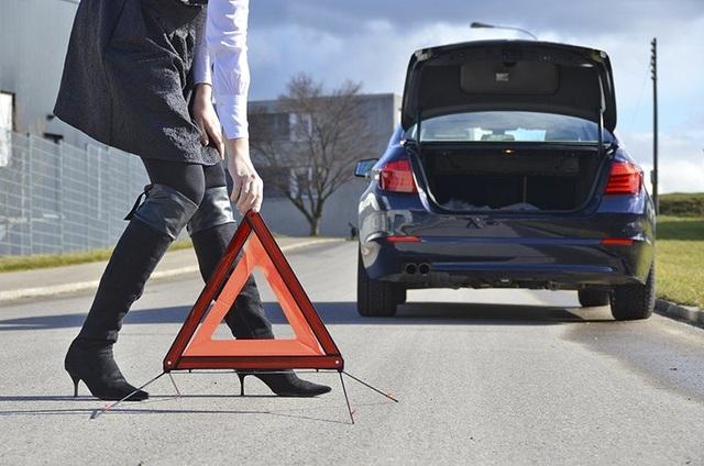 Đi ô tô gặp sự cố, cần làm gì trước khi gọi cứu hộ để tránh mất tiền oan?
