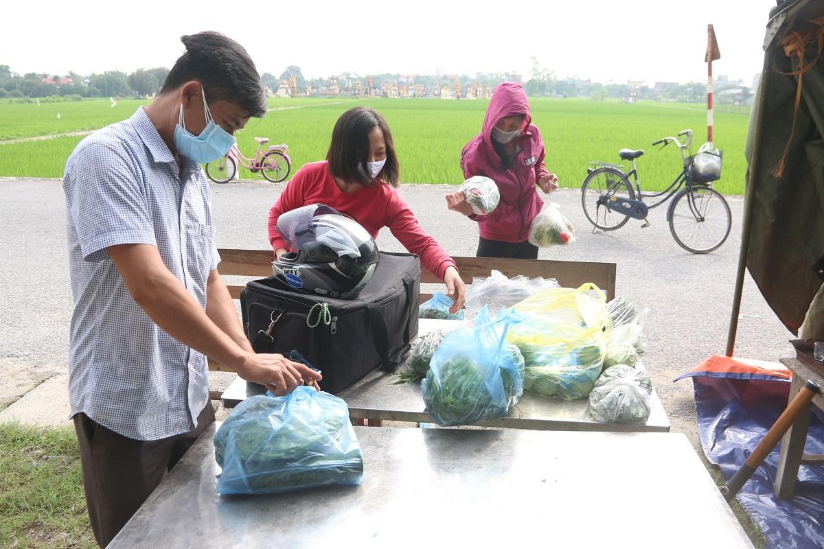 Đảm bảo nhu yếu phẩm cho người dân thôn Quan Nhân khi thực hiện cách ly phòng dịch Covid-19