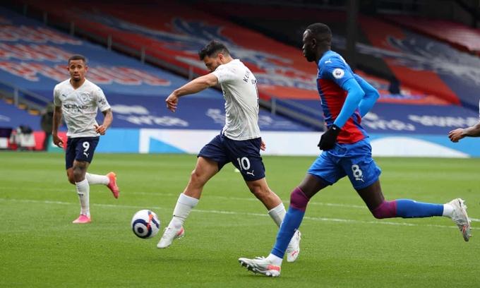 Hai phút xuất thần đưa Man City tới sát ngôi vô địch