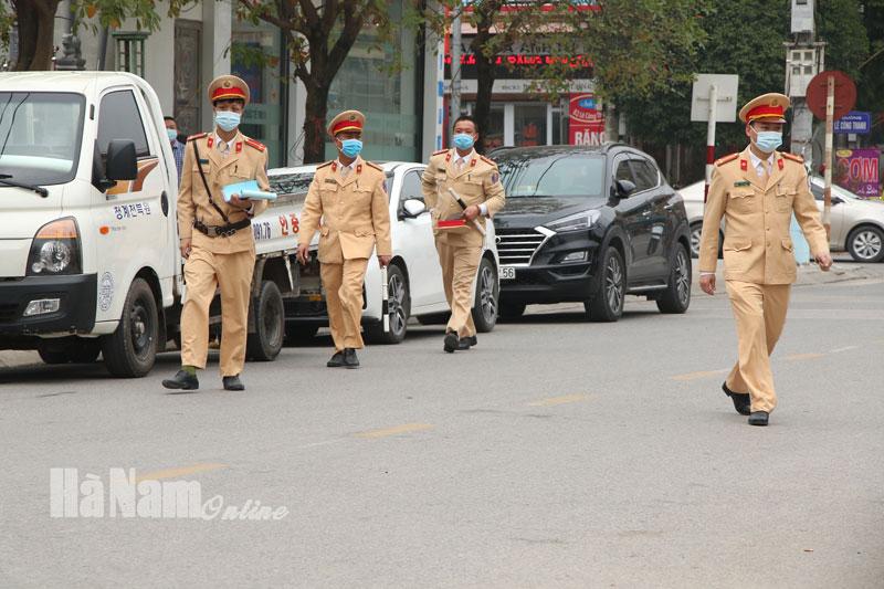 Phủ Lý tăng cường kiểm tra, kiểm soát việc đeo khẩu trang nơi công cộng