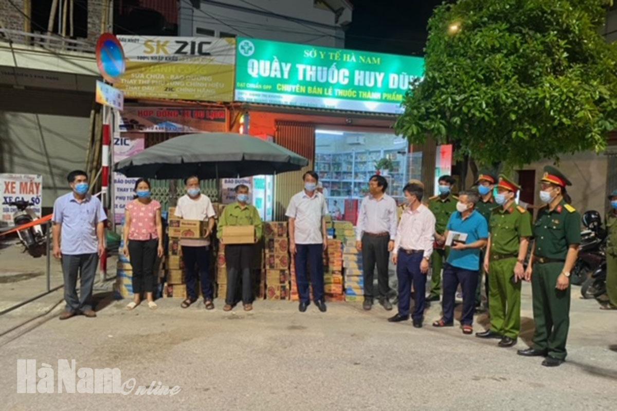 Lãnh đạo huyện Kim Bảng thăm, tặng quà động viên các lực lượng làm nhiệm vụ phòng, chống dịch COVID-19