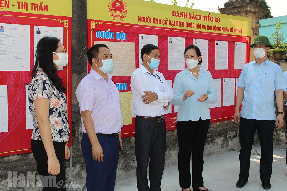 Đồng chí Bí thư Tỉnh ủy Lê Thị Thủy kiểm tra công tác chuẩn bị bầu cử tại Thanh Liêm