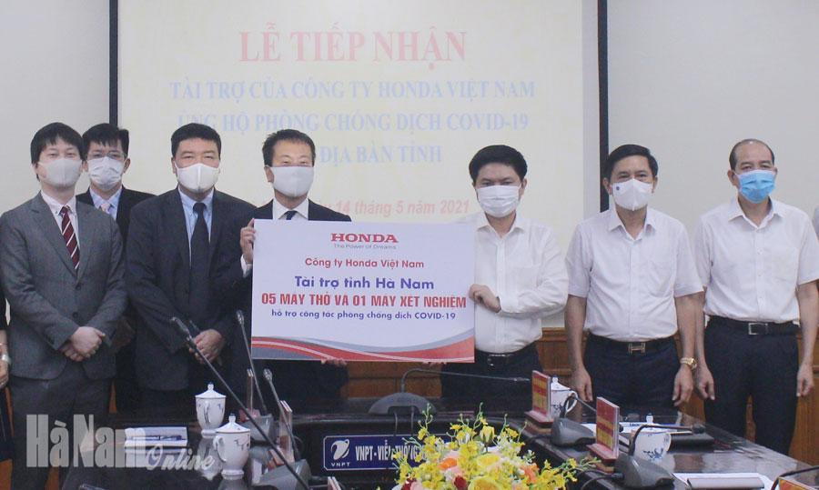 Công ty Honda Việt Nam trao tặng 1 máy xét nghiệm Covid -19 và 5 máy trợ thở xách tay cho tỉnh Hà Nam