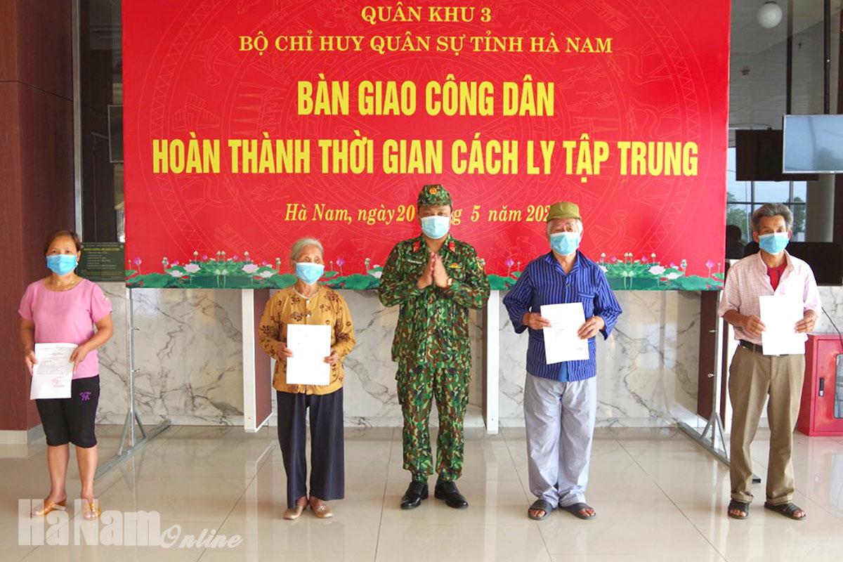 Cơ sở cách ly y tế tập trung tại Bệnh viện Bạch Mai cơ sở 2 bàn giao 9 công dân về địa phương