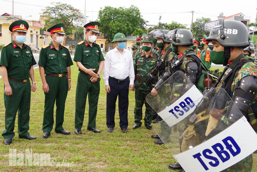 Đồng chí Chủ tịch UBND tỉnh Trương Quốc Huy kiểm tra công tác trực sẵn sàng chiến đấu, bảo vệ bầu cử