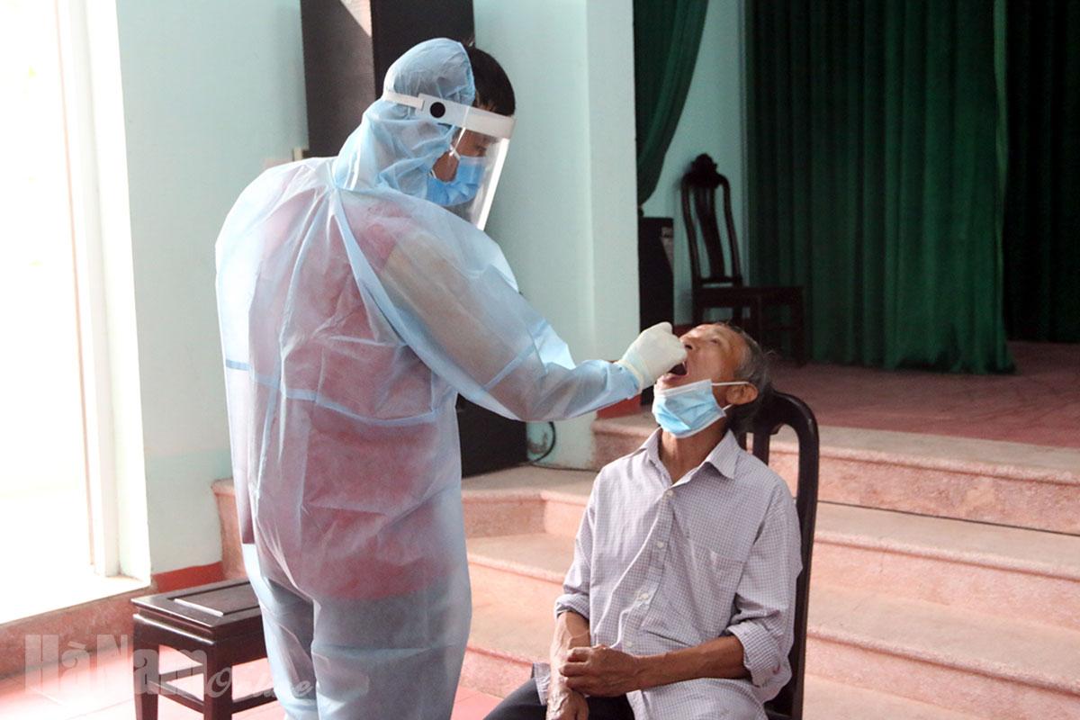 Lý Nhân triển khai lấy mẫu xét nghiệm SASR- CoV-2 cho thành viên Ban bầu cử, Tổ bầu cử, lực lượng phục vụ công tác bầu cử