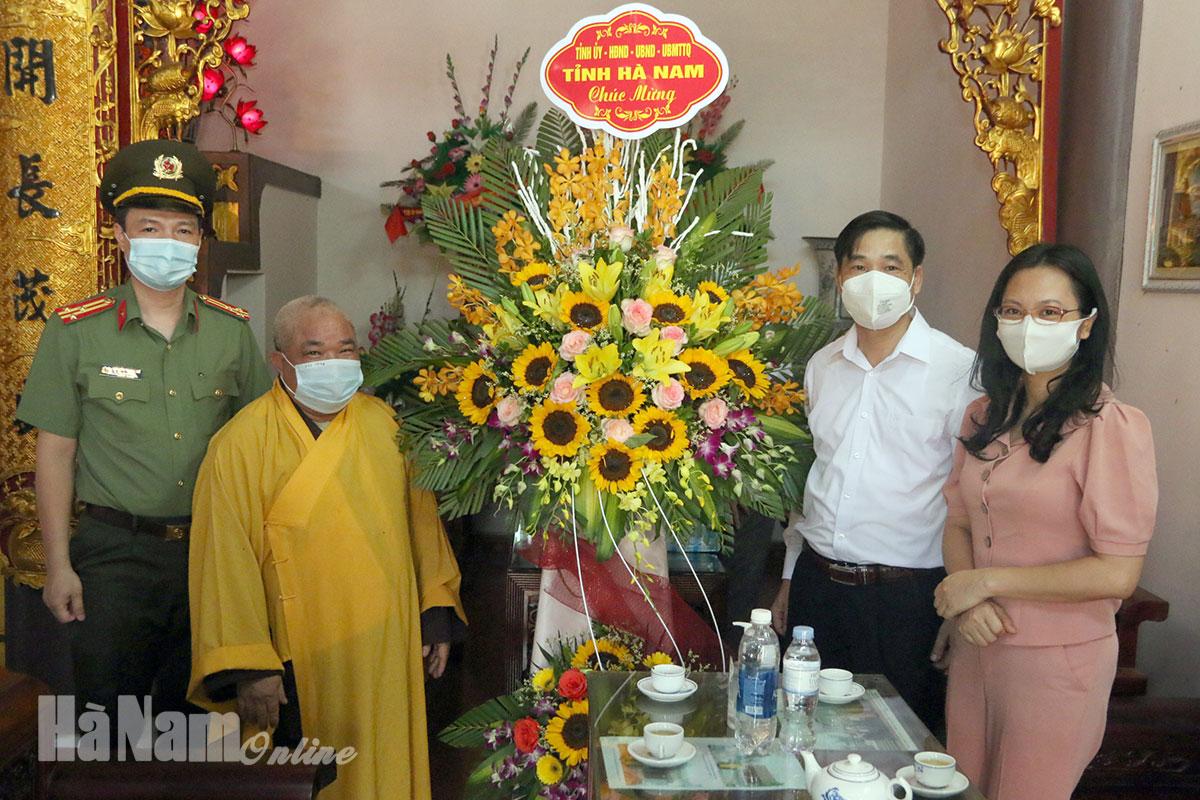 Đồng chí Phó Chủ tịch UBND tỉnh Nguyễn Anh Chức thăm, chúc mừng Lễ Phật đản tại chùa Chi Long