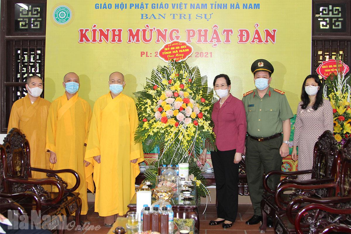 Các đồng chí lãnh đạo tỉnh đi thăm, chúc mừng nhân Lễ Phật đản, Phật lịch 2565