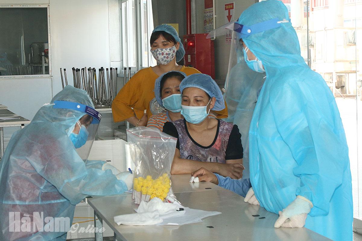 Đã lấy gần 17.400 mẫu xét nghiệm sàng lọc COVID-19 cho công nhân trong các khu công nghiệp