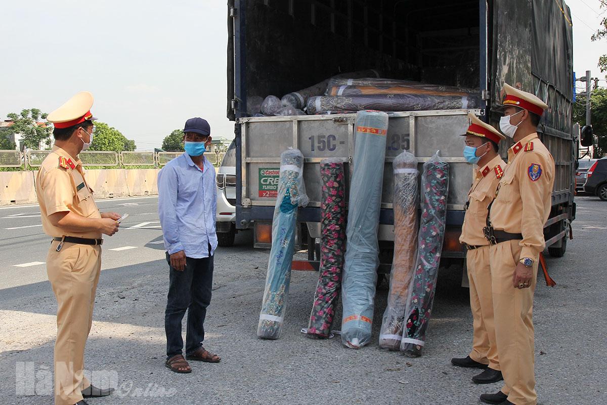Phát hiện xe ô tô chở số lượng lớn vải may mặc không rõ nguồn gốc