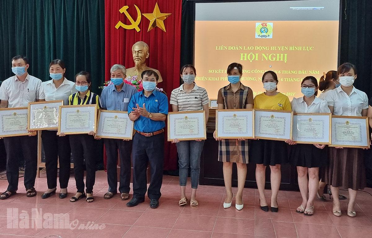 LĐLĐ huyện Bình Lục khen thưởng 50 công nhân lao động có sáng kiến tiêu biểu