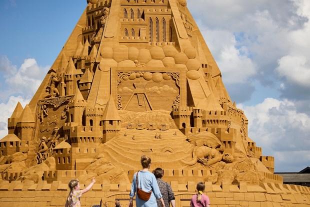 Mãn nhãn với lâu đài cát lớn nhất thế giới có chiều cao hơn 21m