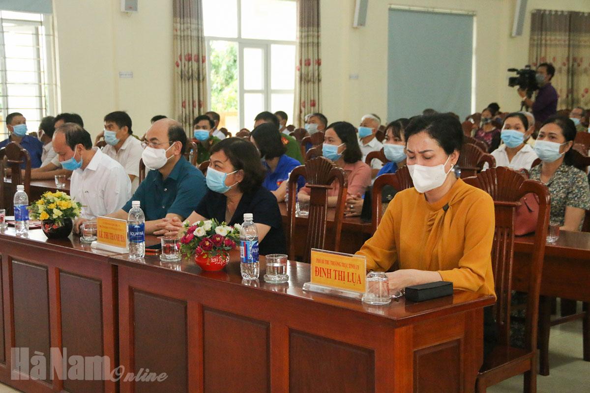 Đảng bộ Khối Doanh nghiệp tỉnh tổ chức tặng quà các gia đình thương binh, liệt sĩ, người có công với cách mạng xã Thanh Tân