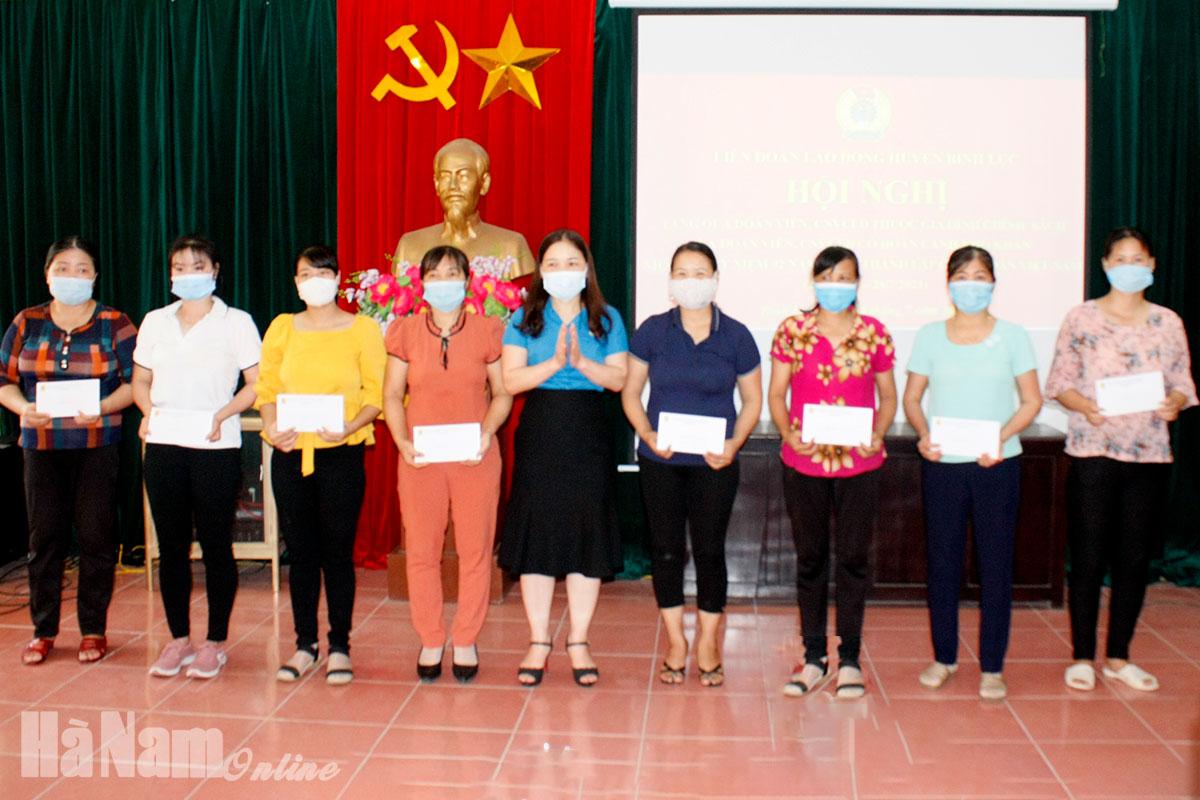 LĐLĐ huyện Bình Lục trao quà cho đoàn viên, CNVCLĐ thuộc gia đình chính sách và có hoàn cảnh khó khăn